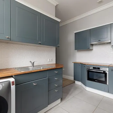 Stylish With River View And Desk For Remote Work In By Renters Apartment *