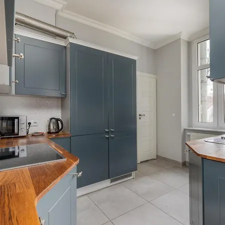 Stylish With River View And Desk For Remote Work In By Renters Apartment