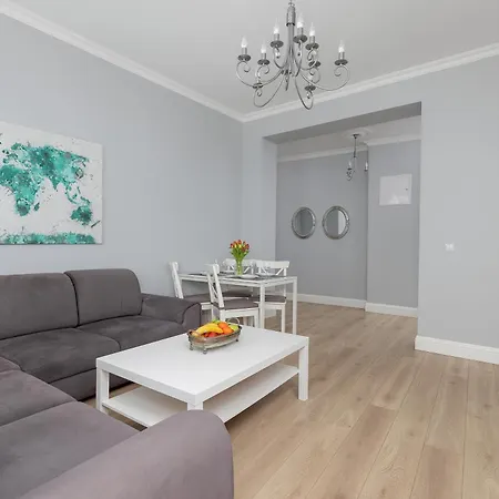 Apartamento Stylish With River View And Desk For Remote Work In By Renters